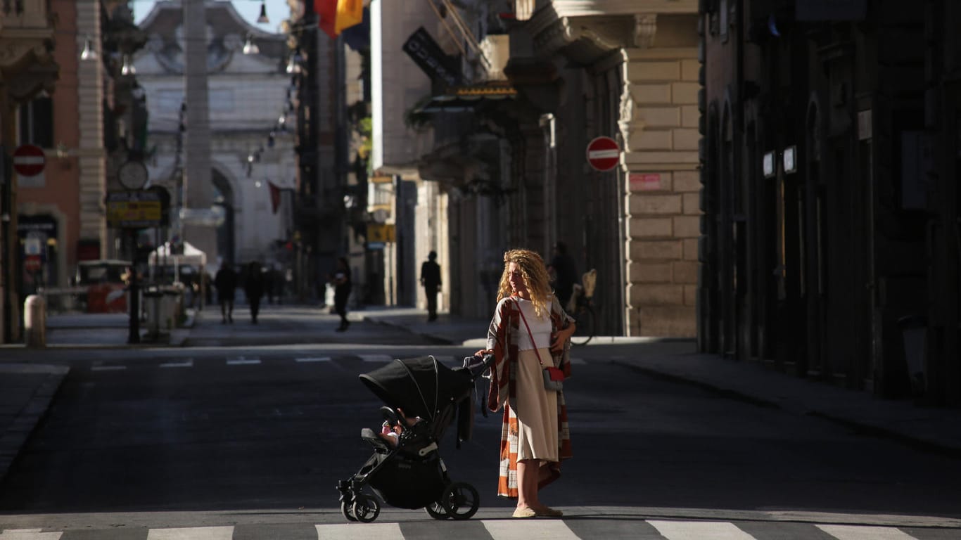Spaziergänger in Rom: Rund 29.000 Menschen sind während der Corona-Pandemie in Italien gestorben.