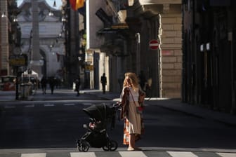 Spaziergänger in Rom: Rund 29.000 Menschen sind während der Corona-Pandemie in Italien gestorben.