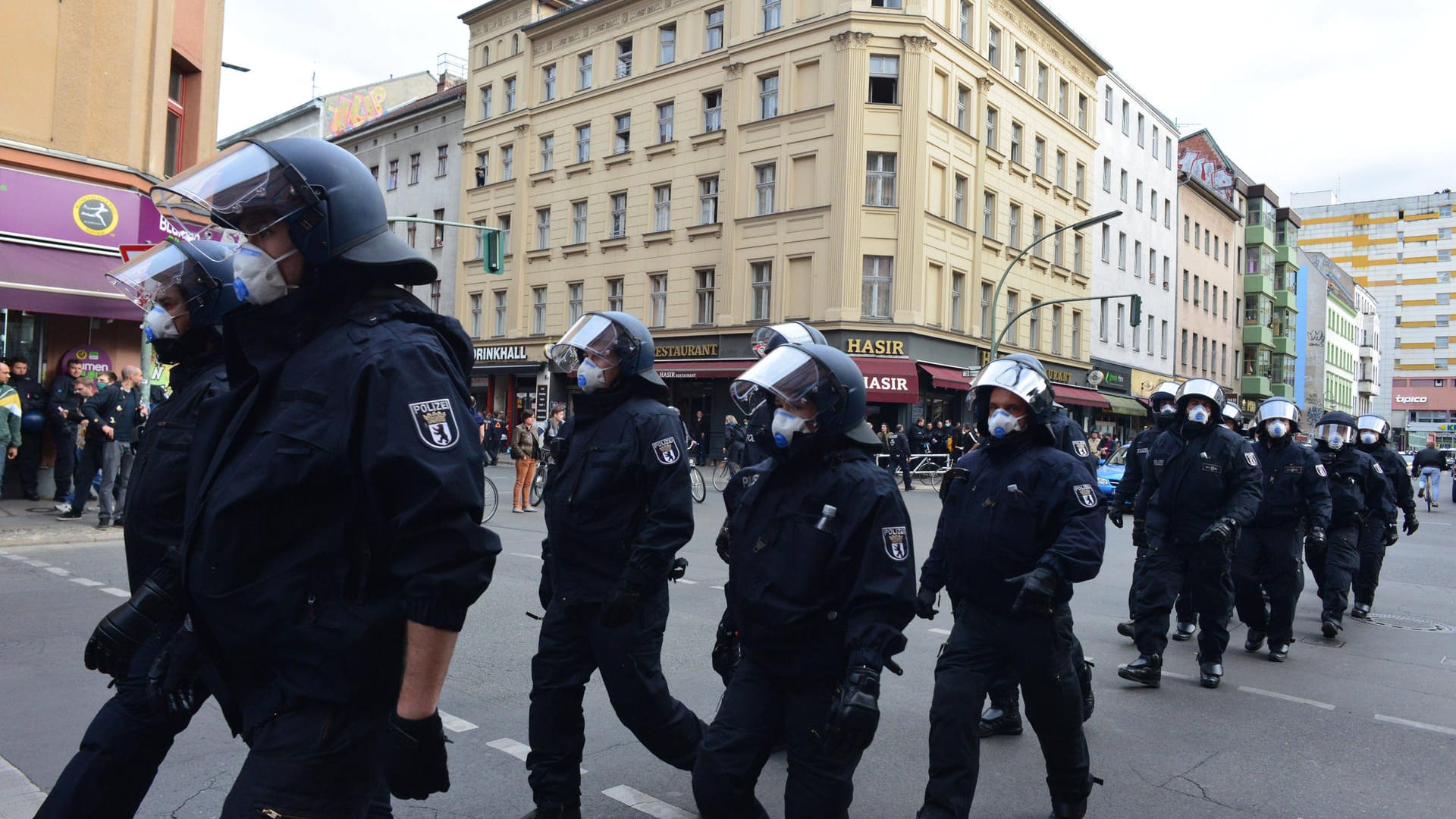 Einsatzkräfte der Polizei am 1. Mai in Berlin-Kreuzberg: Ein Polizist soll hier einer Journalistin ins Gesicht geschlagen haben.