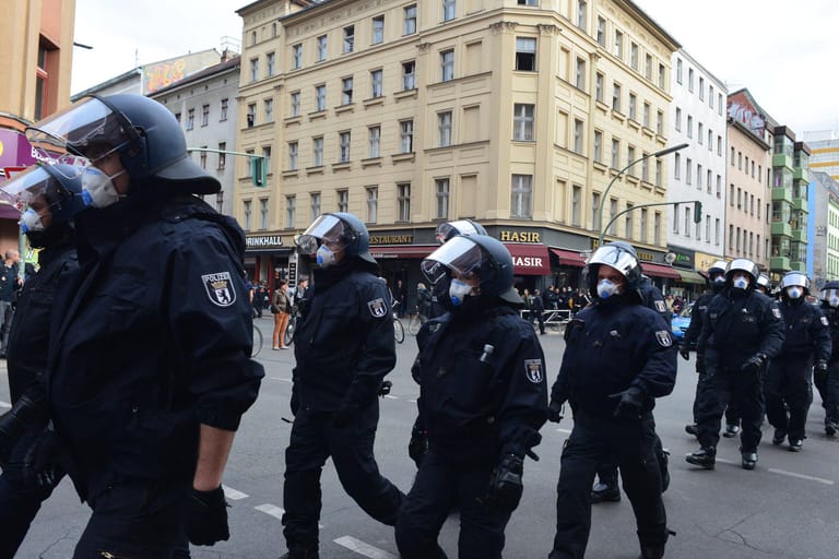 Einsatzkräfte der Polizei am 1. Mai in Berlin-Kreuzberg: Ein Polizist soll hier einer Journalistin ins Gesicht geschlagen haben.