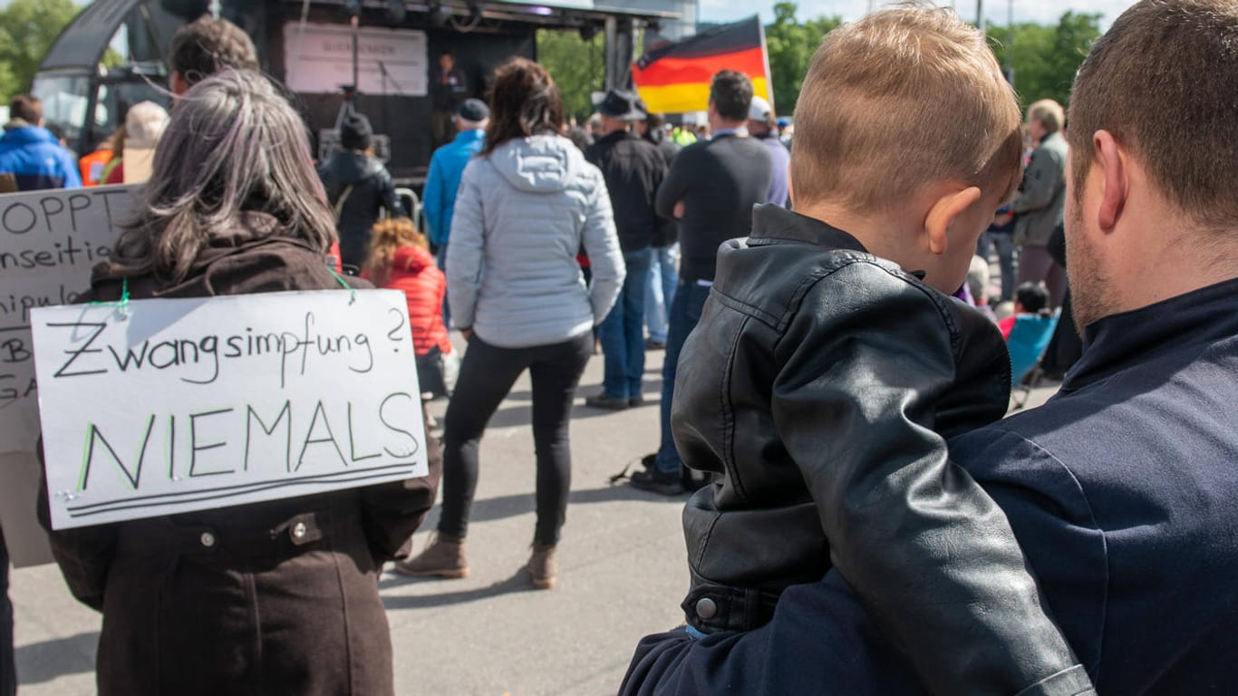 Angst vor Zwangsimpfungen: Das treibt auch manche Menschen auf die Demonstrationen gegen die Grundrechtseingriffe in der Corona-Krise wie hier am Wochenende in Stuttgart.