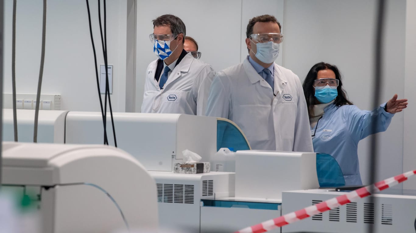 Im Einsatz gegen Covid-19: Bayerns Ministerpräsident Markus Söder und Gesundheitsminister Jens Spahn lassen sich beim Pharamkonzern Roche das Entwicklungslabor für den neuen serologischen Antikörpertest zeigen.