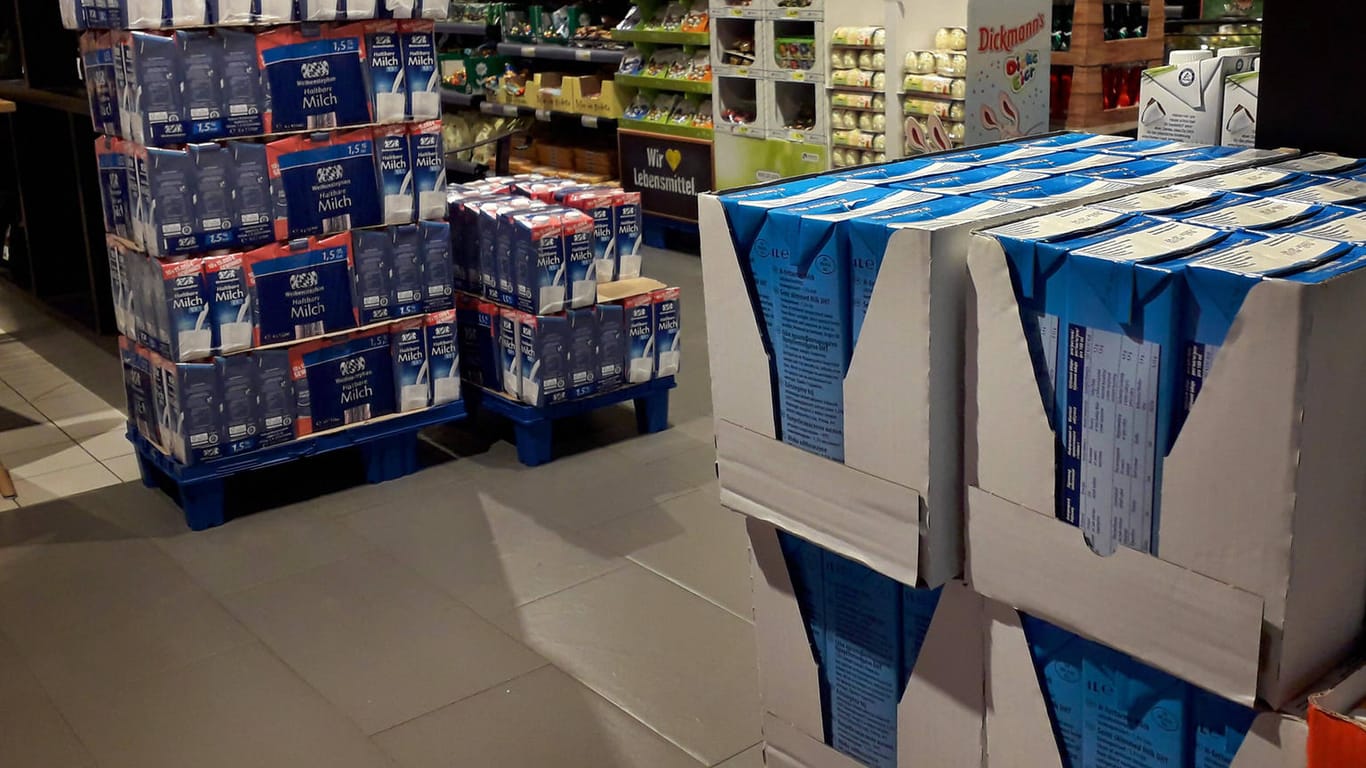 Milchpackungen in einem Supermarkt: Die Preise für Milch und andere Produkte steigen.
