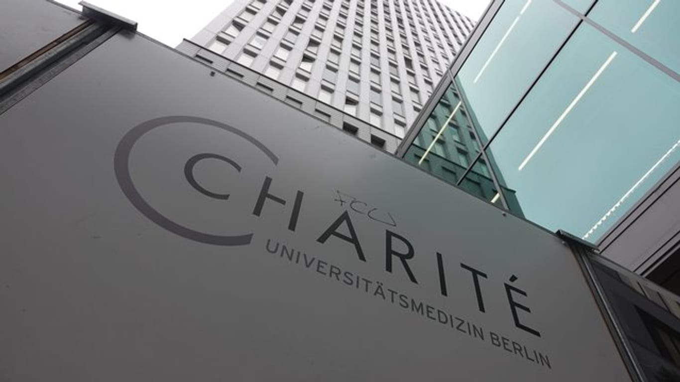 Ein Schriftzug der Charité steht vor dem Universitätsklinikum in Mitte: Mitten in der Corona-Krise musste die Charité Schutzmasken zurückrufen, die an das Personal verteilt worden waren.