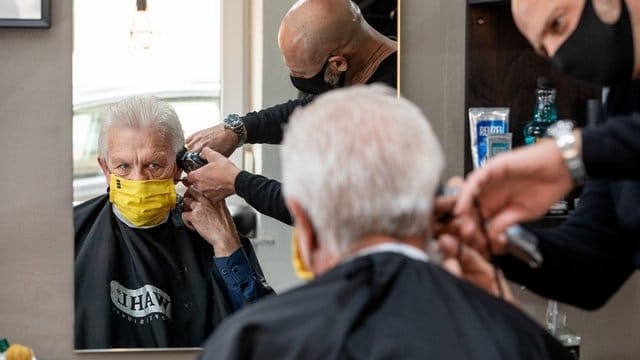 Winfried Kretschmann (Bündnis 90/Die Grünen) beim Friseur - selbstverständlich mit Maske. Winfried Kretschmann (Bündnis 90/Die Grünen) beim Friseur - selbstverständlich mit Maske.
