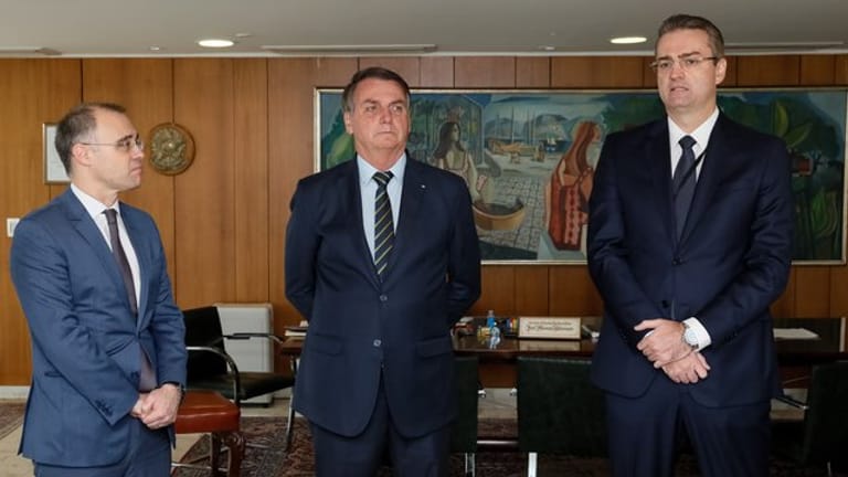 Präsident Jair Bolsonaro nimmt an der Zeremonie zur Ernennung von Rolando de Souza (r) als neuem Chef der Bundespolizei teil.