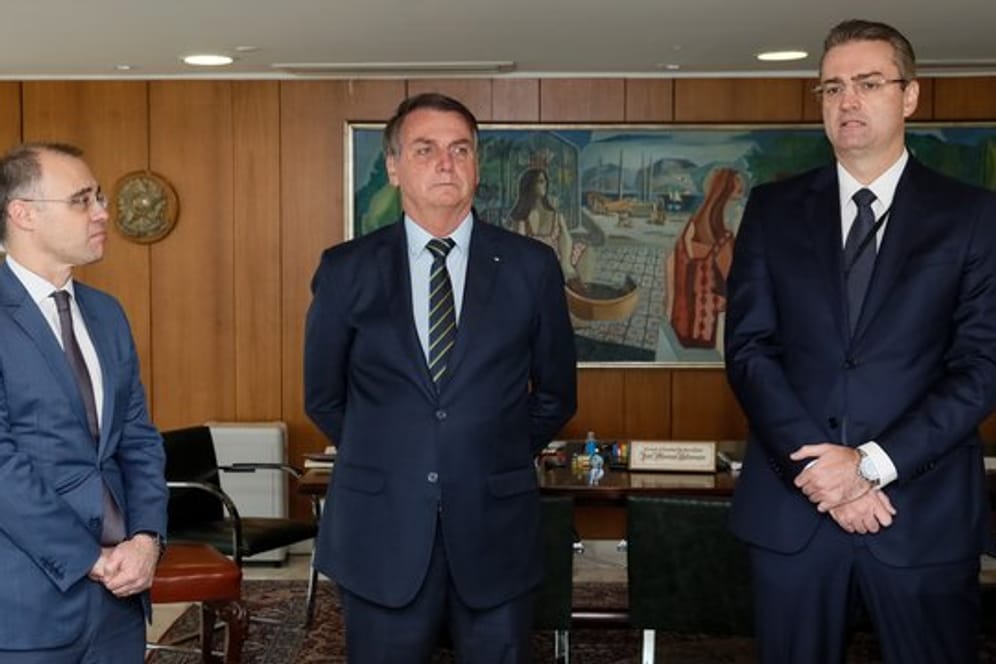 Präsident Jair Bolsonaro nimmt an der Zeremonie zur Ernennung von Rolando de Souza (r) als neuem Chef der Bundespolizei teil.