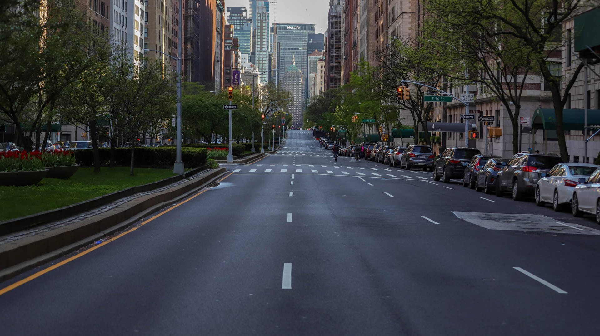 Leere Park Avenue: New York ist von der Corona-Pandemie besonders stark betroffen. Dort starben bislang fast 20.000 Menschen. (Stand: 4. Mai, 21 Uhr) Leere Park Avenue: New York ist von der Corona-Pandemie besonders stark betroffen. Dort starben bislang fast 20.000 Menschen. (Stand: 4. Mai, 21 Uhr)