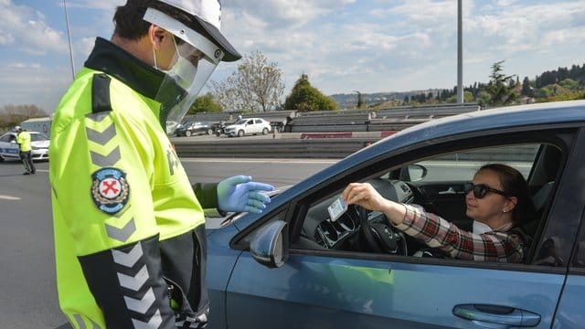 Ein Polizist kontrolliert in Istanbul eine Autofahrerin. Ein Polizist kontrolliert in Istanbul eine Autofahrerin.