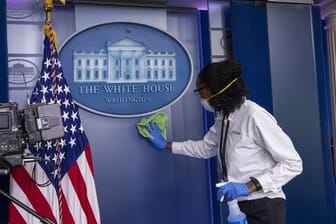 Eine Reinigungskraft macht in einem Pressebriefing-Raum des Weißen Hauses sauber (Archiv).