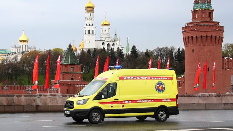 Ein Krankenwagen in Moskau: In Russland sind innerhalb weniger Tage mehrere Ärzte aus Krankenhausfenstern gestürzt, zwei von ihnen starben.