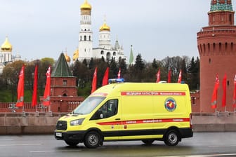 Ein Krankenwagen in Moskau: In Russland sind innerhalb weniger Tage mehrere Ärzte aus Krankenhausfenstern gestürzt, zwei von ihnen starben.