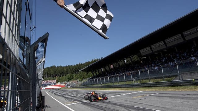 Max Verstappen im Red Bull auf dem F1-Kurs in Spielberg.