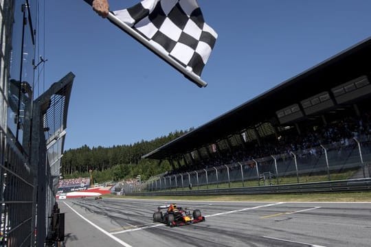 Max Verstappen im Red Bull auf dem F1-Kurs in Spielberg.