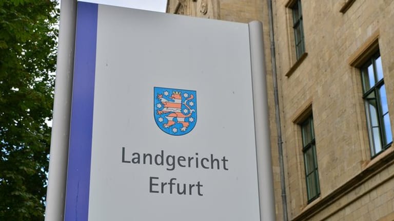 Ein Schild vor dem Landgericht Erfurt: Zwei Polizisten müssen sich ein einem Prozess wegen Vergewaltigung verantworten.