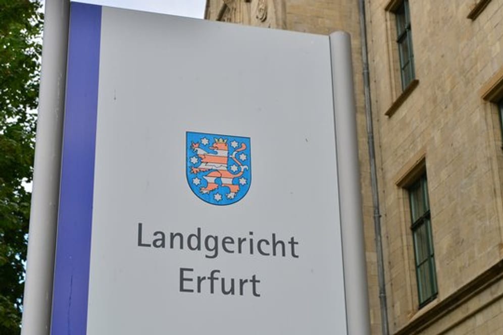 Ein Schild vor dem Landgericht Erfurt: Zwei Polizisten müssen sich ein einem Prozess wegen Vergewaltigung verantworten.