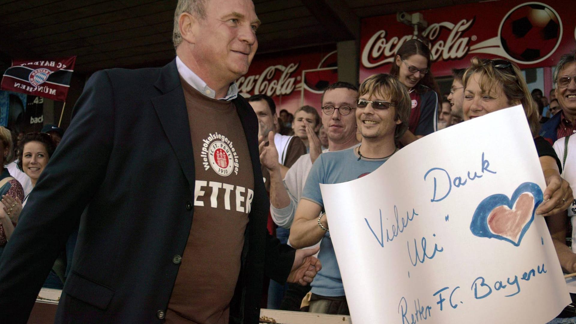 Um dem finanziell angeschlagenen Drittligisten St. Pauli zu helfen, trat der damalige Manager Uli Hoeneß mit seinem FC Bayern am 12. Juli 2003 zum Freundschaftsspiel am Millerntor an. Dadurch nahmen die Braun-Weißen rund 200.000 Euro ein und erhielten am Ende die Lizenz.