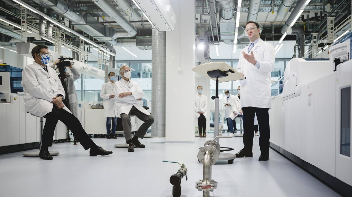 Die Weißkittel Jens Spahn und Markus Söder im Roche-Labor in Penzberg.