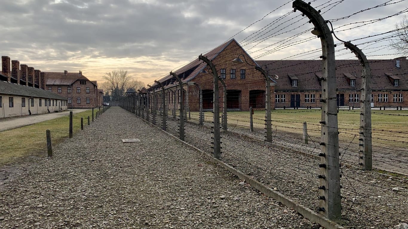 Das Konzentrationslager Auschwitz I (links) war durch elektrischen Draht gesichert. Die Gebäude rechts dienten den Wachleuten als Unterkünfte. Aufnahme vom Januar 2020.