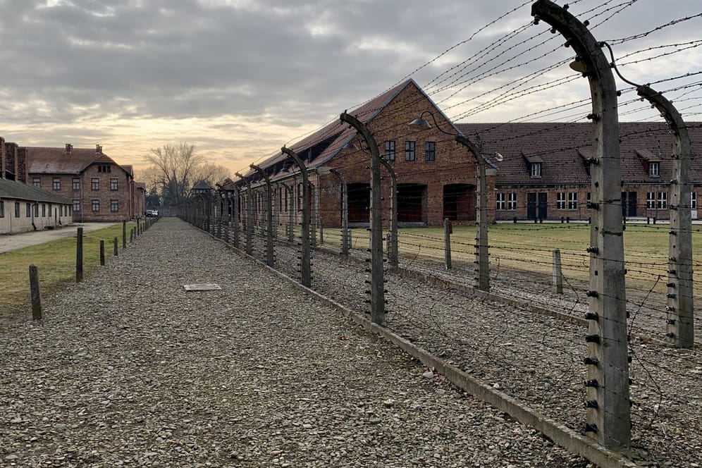 Das Konzentrationslager Auschwitz I (links) war durch elektrischen Draht gesichert. Die Gebäude rechts dienten den Wachleuten als Unterkünfte. Aufnahme vom Januar 2020.