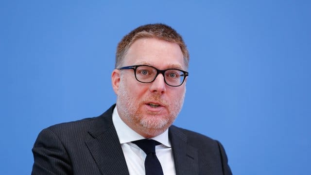 Steffen Augsberg sieht einen baldigen Neustart der Fußball-Bundesliga mit Geisterspielen skeptisch. Steffen Augsberg sieht einen baldigen Neustart der Fußball-Bundesliga mit Geisterspielen skeptisch.