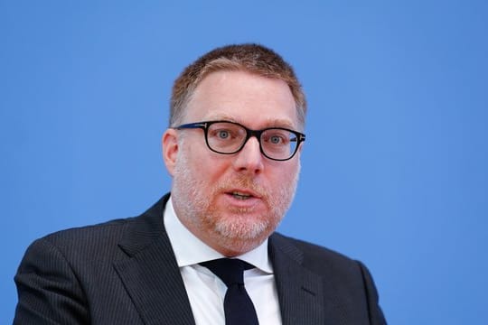 Steffen Augsberg sieht einen baldigen Neustart der Fußball-Bundesliga mit Geisterspielen skeptisch.