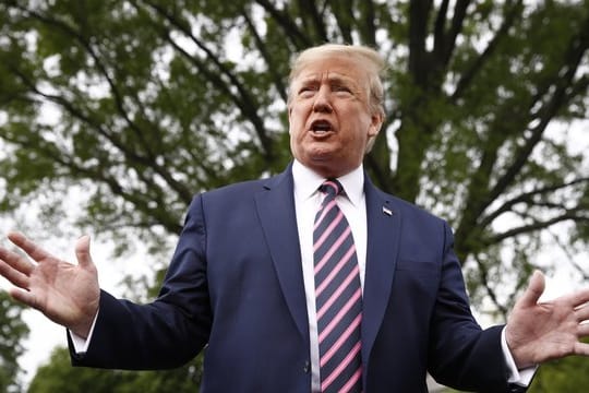 "Wir müssen unser Land öffnen", sagte Trump vor seinem Abflug nach Arizona.