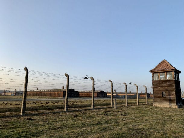 Das Vernichtungslager Auschwitz-Birkenau ist nicht erhalten. Einige Baracken und Wachtürme wurden rekonstruiert. Aufnahme vom Januar 2020.