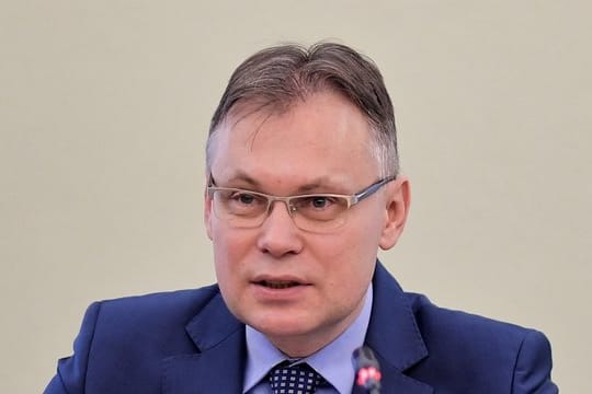 Arkadiusz Mularczyk, bisheriger Kommissionsleiter aus der Regierungspartei PiS, spricht im Januar vor dem Unterhaus des polnischen Parlaments.