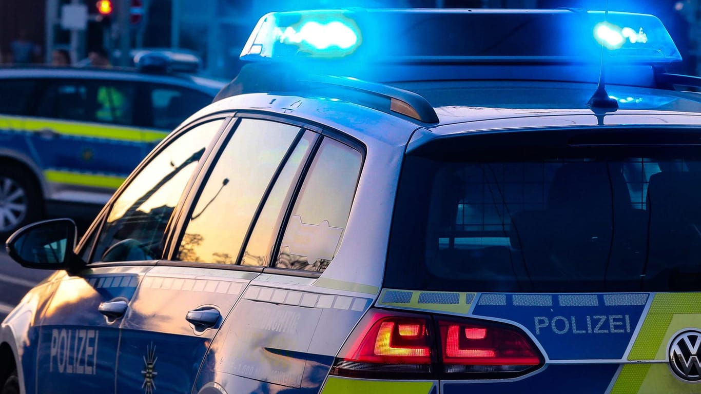 Polizeiwagen mit Blaulicht: Eines Medienberichts zufolge hat der Staatsschutz Ermittlungen wegen rechtsextremer Terrorbriefe aufgenommen.