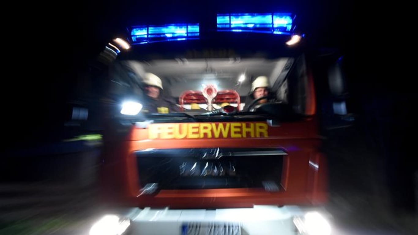 Ein Löschfahrzeug fährt mit Blaulicht: In der Nähe von Kiel hat es gebrannt.