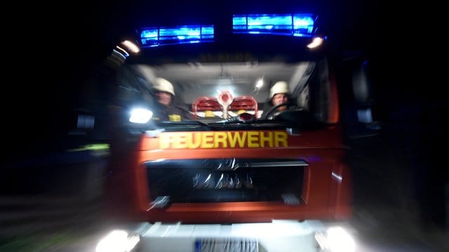 Ein Löschfahrzeug fährt mit Blaulicht: In der Nähe von Kiel hat es gebrannt. Ein Löschfahrzeug fährt mit Blaulicht: In der Nähe von Kiel hat es gebrannt.