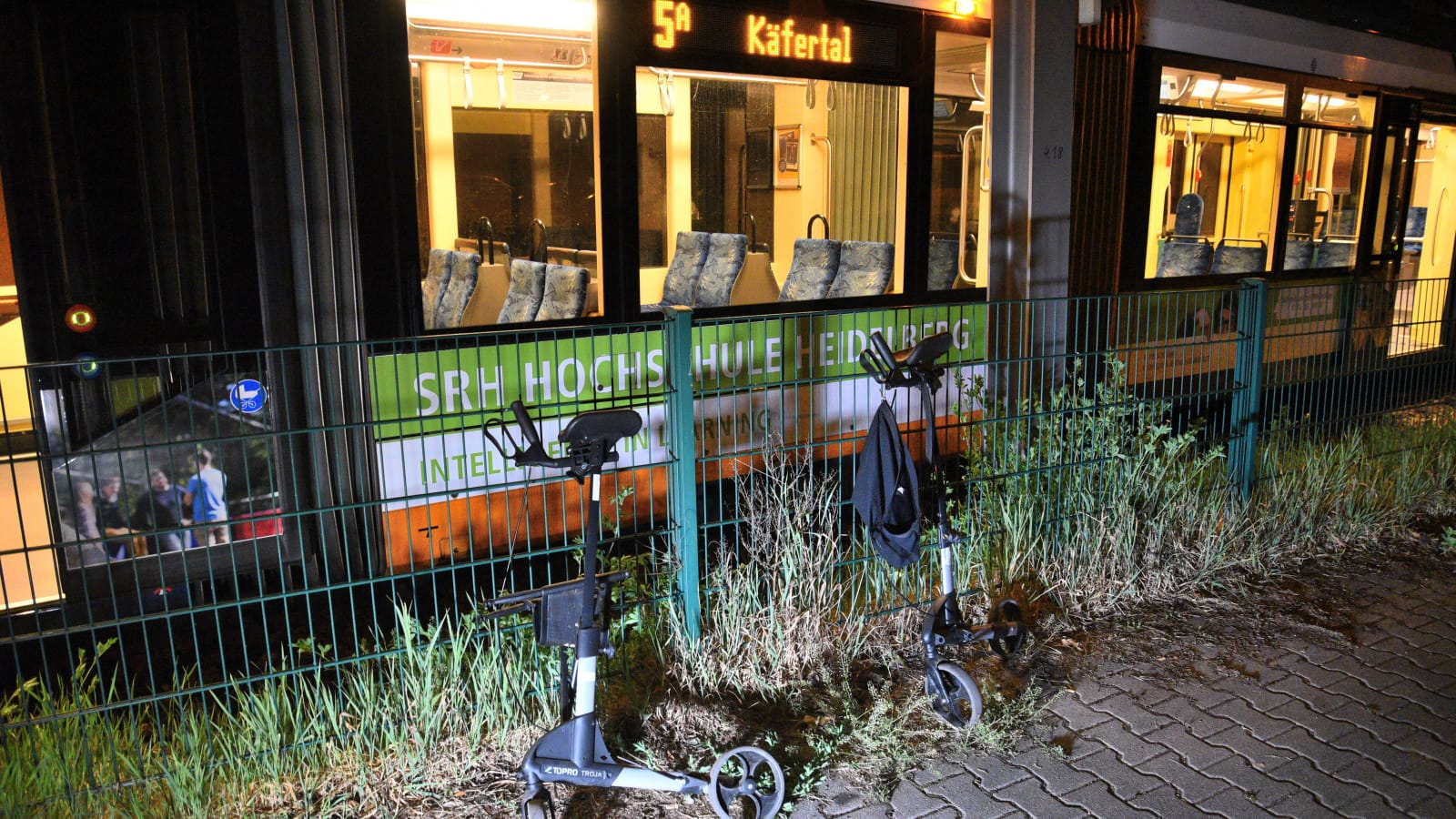 Ein kaputter Rollator vor der Straßenbahn: In Mannheim ist eine Frau mit Gehilfe von einer Straßenbahn erfasst worden. Ein kaputter Rollator vor der Straßenbahn: In Mannheim ist eine Frau mit Gehilfe von einer Straßenbahn erfasst worden.