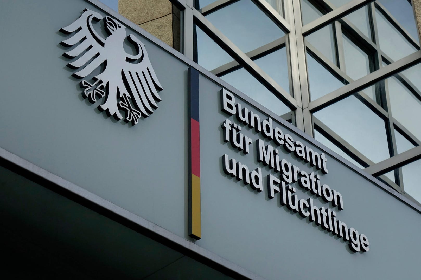 Bundesamt für Migration und Flüchtlinge (Bamf): Mehrere Flüchtlinge haben gegen das Auslesen ihrere Handydaten durch das Bamf geklagt.