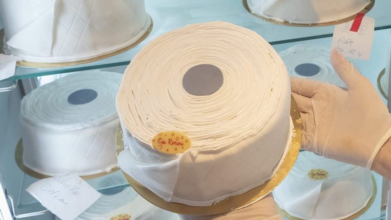 In einer Eisdiele werden Eistorten in Form von Toilettenpapier-Rollen gezeigt: ein eher vergängliches Objekt der Corona-Krise.
