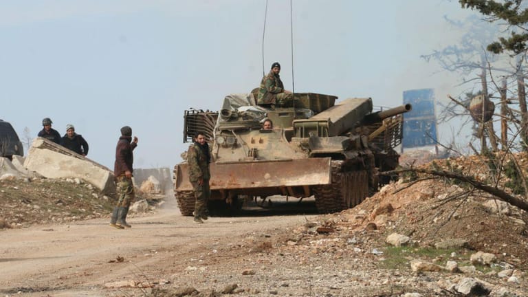 Syrische Soldaten: Nach Berichten syrischer Staatsmedien sind am Montagabend Militärstützpunkte bei Aleppo von israelischen Kampfjets angegriffen worden.