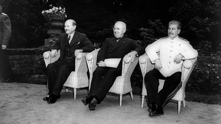 Clement Attlee, Harry S. Truman und Josef Stalin auf der Potsdamer Konferenz (v. l.): Die Repräsentanten der drei Hauptalliierten berieten über das weitere Vorgehen nach dem Sieg über Deutschland.