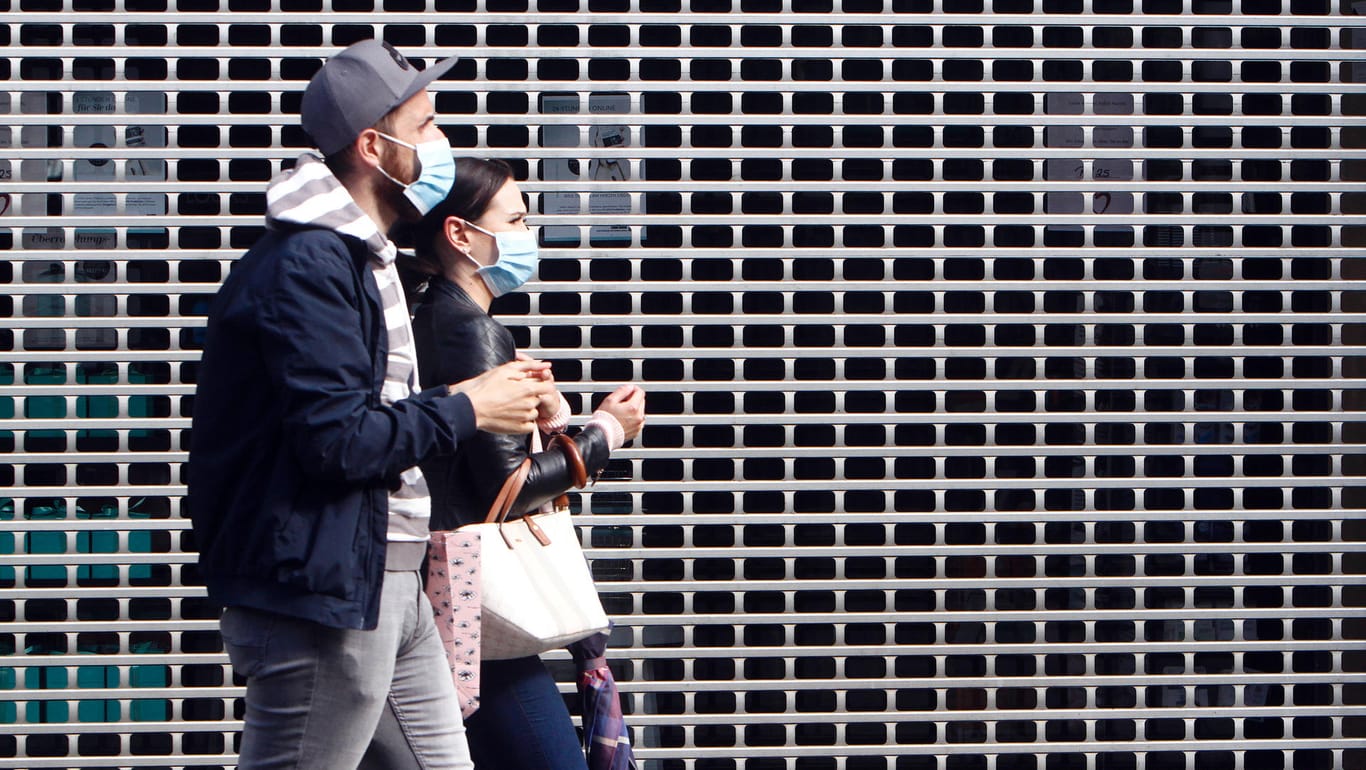 Paar mit Atemschutzmaske: Die Einführung eines Immunitätsausweises wird nicht wie ursprünglich geplant am Donnerstag erstmals im Bundestag beraten.