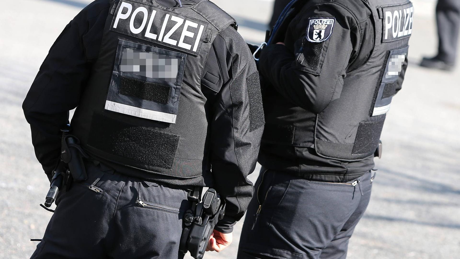 Polizeibeamte mit kugelsicheren Westen (Symbolbild): In Niedersachsen hat ein Spezialeinsatzkommando der Polizei einen Mann festgenommen, der das Haus seiner Familie niederbrennen wollte.