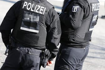 Polizeibeamte mit kugelsicheren Westen (Symbolbild): In Niedersachsen hat ein Spezialeinsatzkommando der Polizei einen Mann festgenommen, der das Haus seiner Familie niederbrennen wollte.