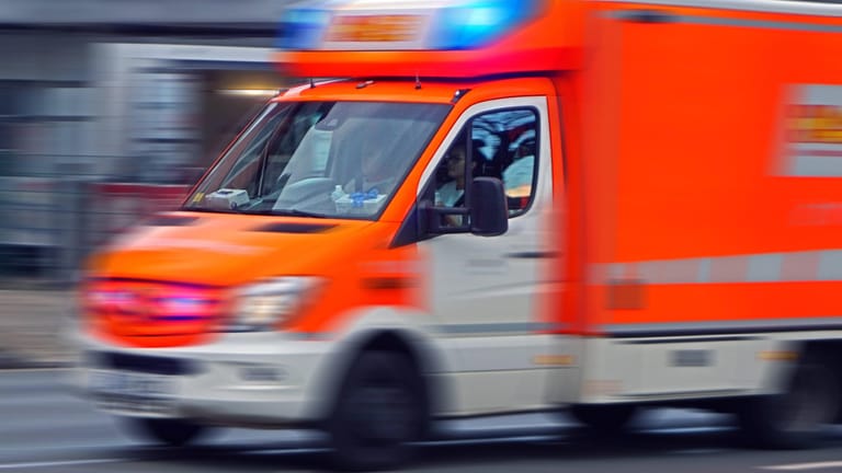 Rettungsdienst (Symbolbild): In Nordrhein-Westfalen ist eine Vierjährige nach einem Zusammenstoß mit einem LKW gestorben.