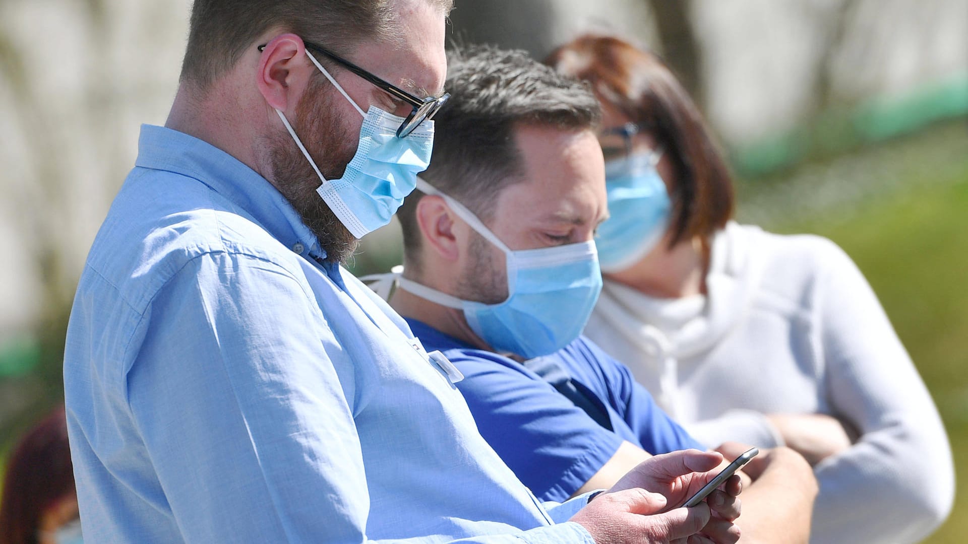 Menschen mit Maske und Smartphone (Symbolbild): Apple und Google arbeiten an einem Konzept für eine Corona-App. Menschen mit Maske und Smartphone (Symbolbild): Apple und Google arbeiten an einem Konzept für eine Corona-App.
