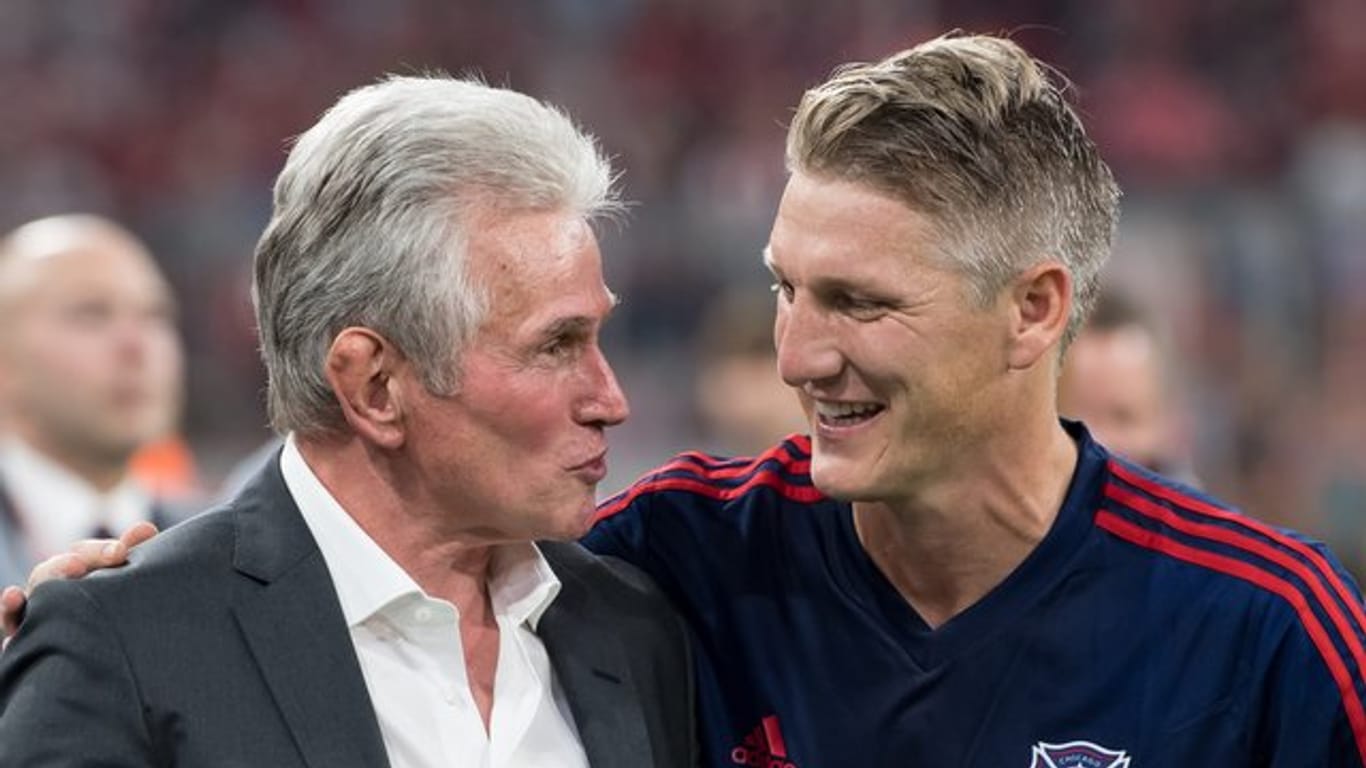 Lobt seinen ehemaligen Trainer Jupp Heynckes (l) als Persönlichkeit: Bastian Schweinsteiger.