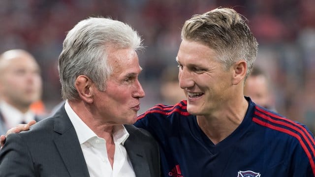 Lobt seinen ehemaligen Trainer Jupp Heynckes (l) als Persönlichkeit: Bastian Schweinsteiger. Lobt seinen ehemaligen Trainer Jupp Heynckes (l) als Persönlichkeit: Bastian Schweinsteiger.