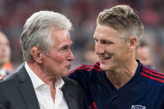 Lobt seinen ehemaligen Trainer Jupp Heynckes (l) als Persönlichkeit: Bastian Schweinsteiger.