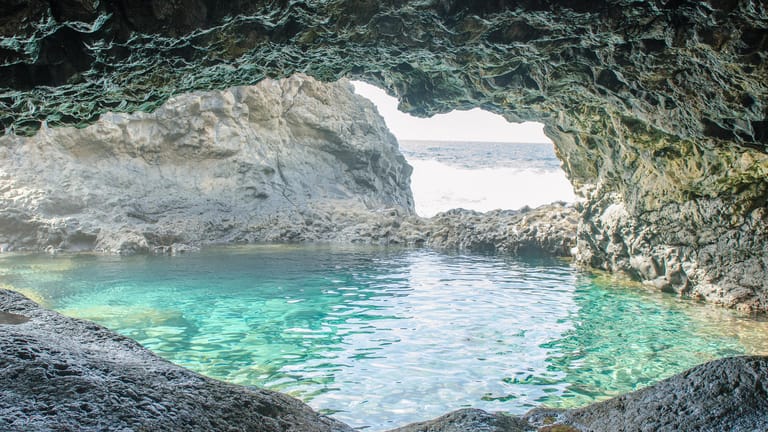 Charco Azul: Der Naturpool liegt an den zerklüfteten Küsten von El Golfo auf der kleinen Kanareninsel El Hierro.
