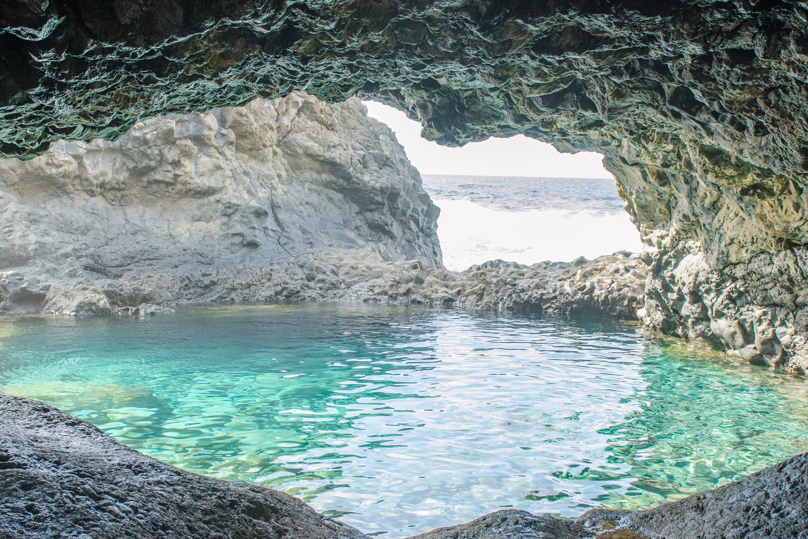 Charco Azul: Der Naturpool liegt an den zerklüfteten Küsten von El Golfo auf der kleinen Kanareninsel El Hierro.