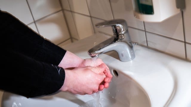Wegen der Corona-Pandemie könnten mehr Menschen einen Waschzwang entwickeln. Wegen der Corona-Pandemie könnten mehr Menschen einen Waschzwang entwickeln.