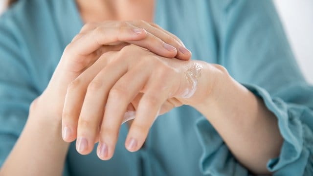 Waschen ist wichtig - Pflege aber auch: Strenge Hygieneregeln sind für die Hände auch eine Belastung. Waschen ist wichtig - Pflege aber auch: Strenge Hygieneregeln sind für die Hände auch eine Belastung.