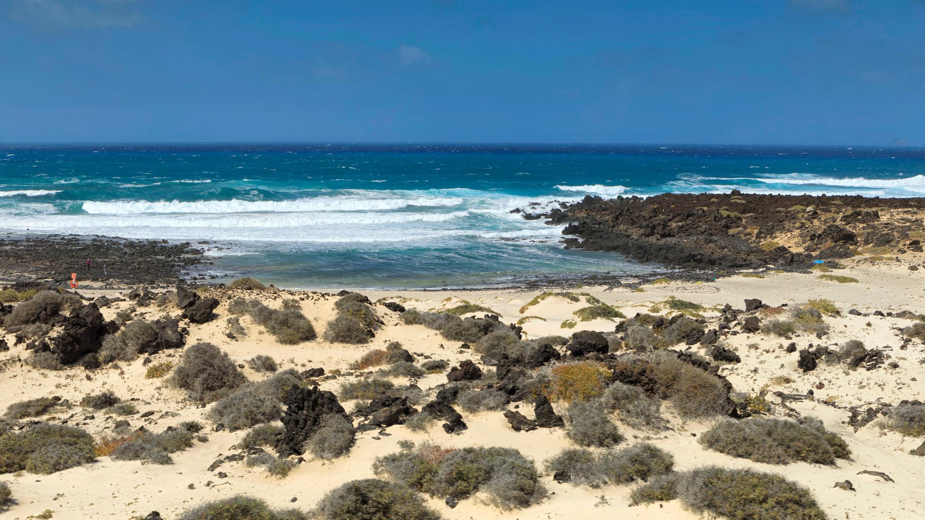 Caletón Blanco: Im Norden von Lanzarote finden Sie einsame, naturbelassene Becken und eine ruhige Alternative zu den bekannten gold-gelben Papageienbuchten im Süden der Insel.